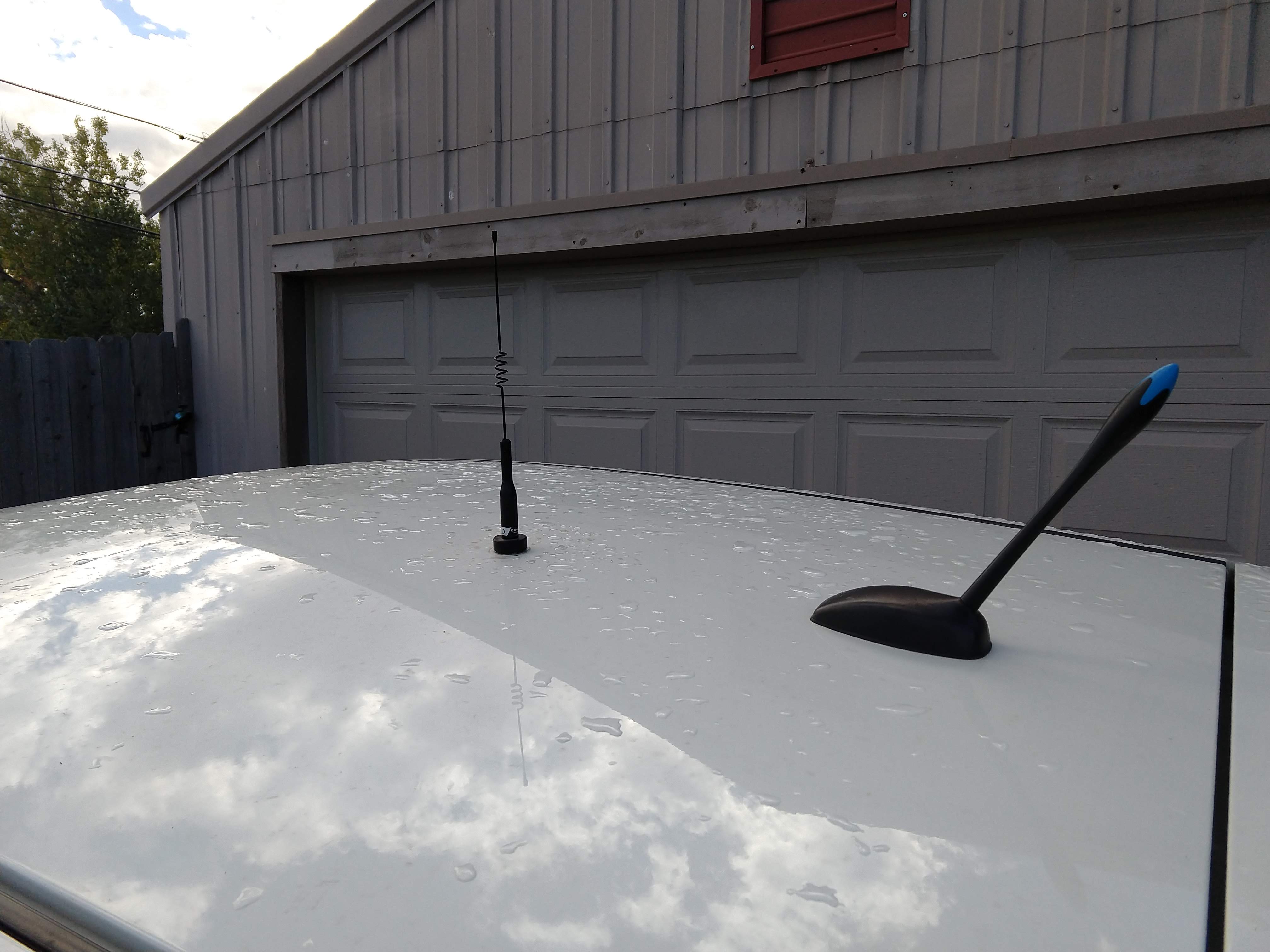 antenna installed on roof of vehicle